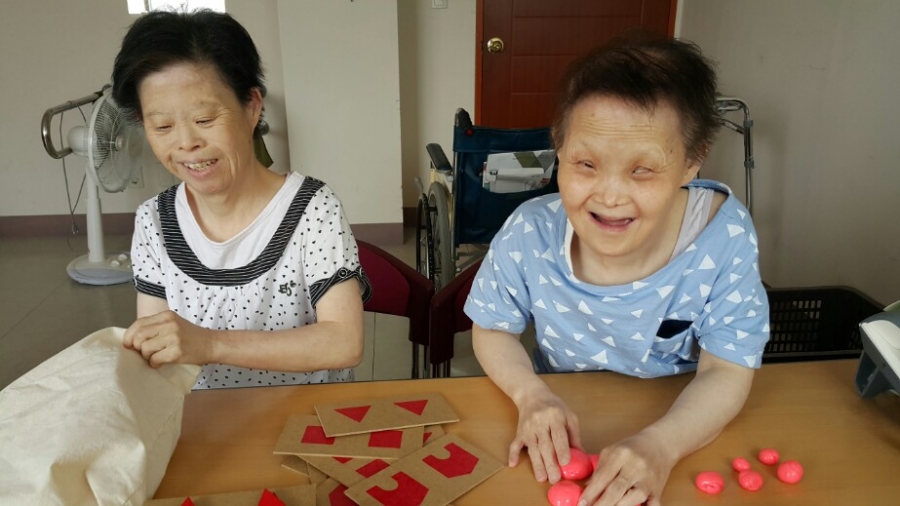 집중력 훈련을 열심히 하고있는 서율씨와 손의 근력운동을 하고 계시는 선희씨~^^