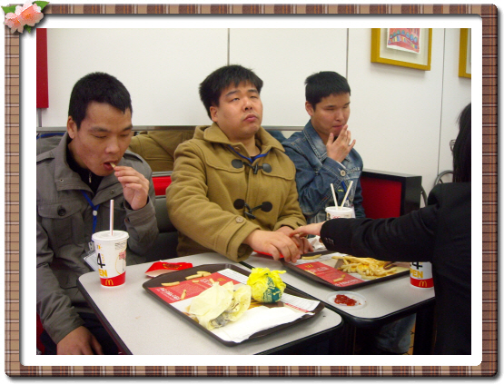 햄버거랑 콜라도 먹고